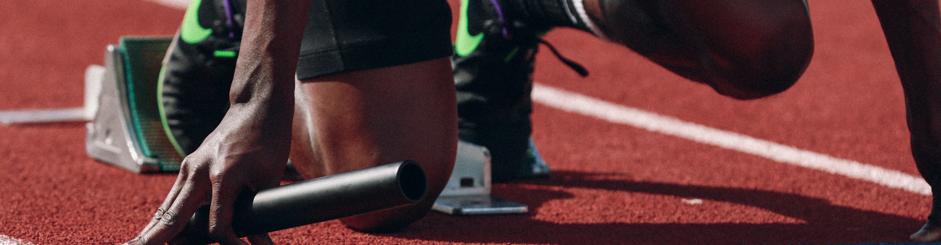 华体会平台主视觉图 - 足球与篮球运动员在赛场上激烈竞技的合成场景